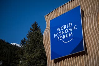 Uma fotografia mostra uma placa exibida pelo Fórum Econômico Mundial (WEF) na véspera da reunião anual do WEF em Davos.